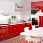 idé om en lys indretning af rødt køkkenfoto