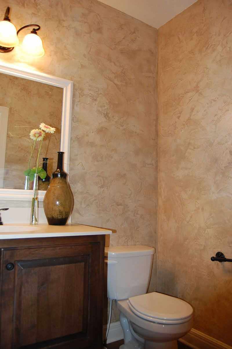 An example of the use of light decorative plaster in a bathroom decor