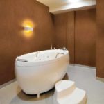 Příklad použití lehké dekorativní omítky v interiéru koupelny
