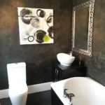 možnosť použitia neobvyklých dekoratívnych omietok v dizajne kúpeľňového obrazu