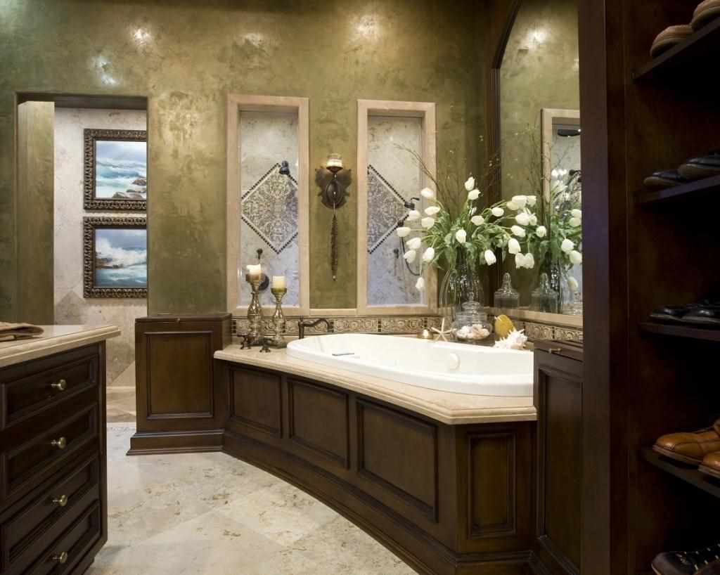myšlenka použití neobvyklé dekorativní omítky v interiéru koupelny