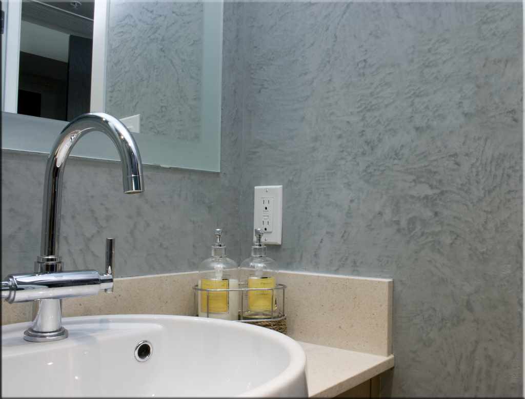 the idea of ​​using unusual decorative plaster in the decor of the bathroom