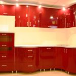 et eksempel på et smukt interiør i et rødt køkkenbillede