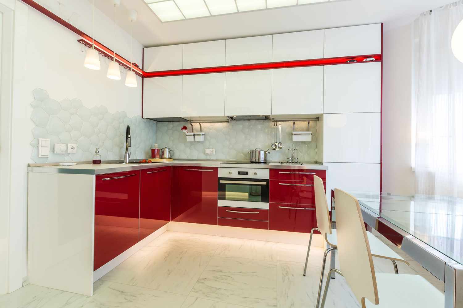 príklad krásnej výzdoby červenej kuchyne