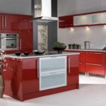 variant af en smuk indretning af rødt køkkenbillede