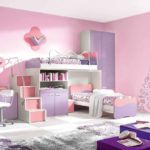 bir kız resmi için hafif bir yatak odası tasarımı sürümü