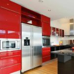 et eksempel på en lys stil med rødt køkkenbillede