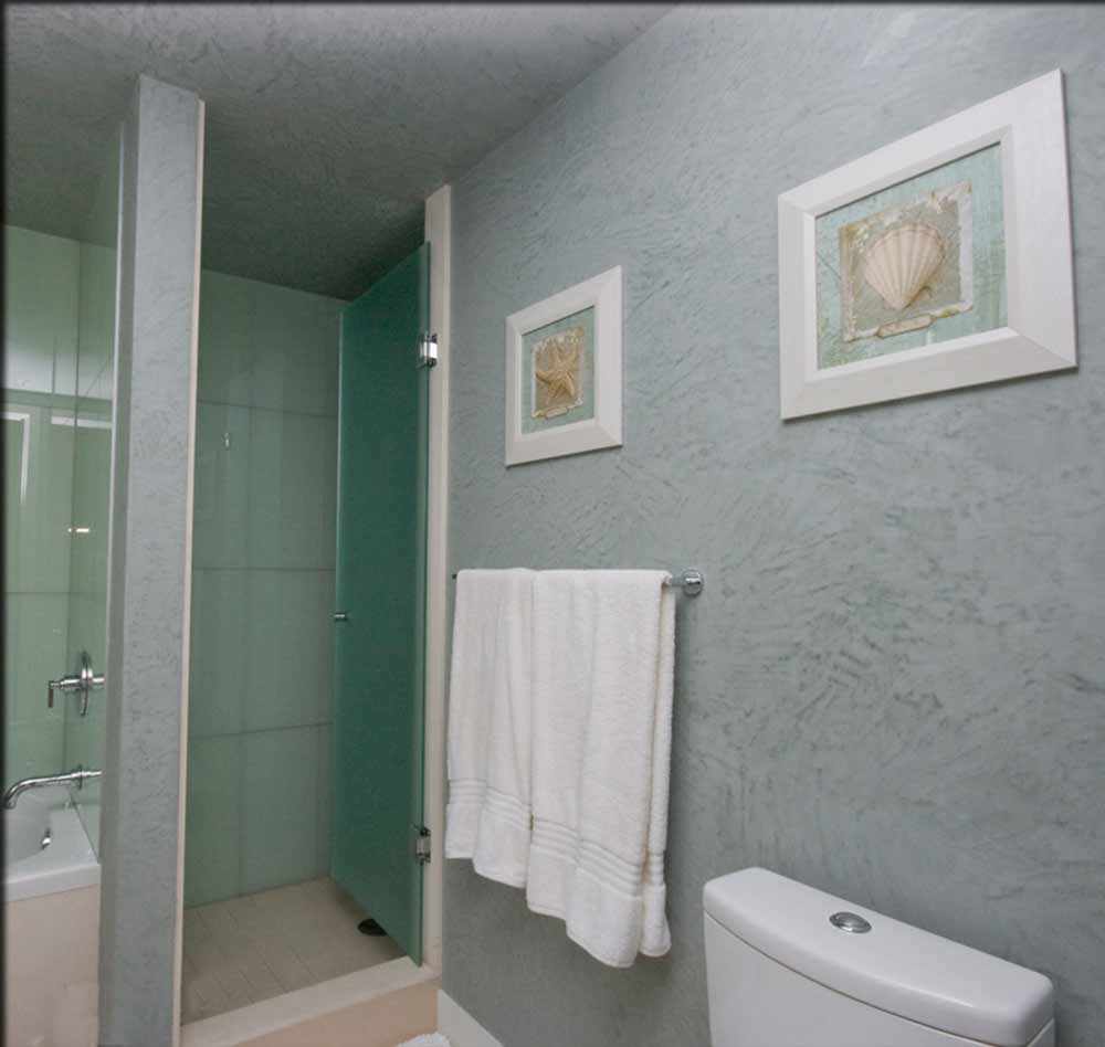 příklad použití světlé dekorativní omítky v interiéru koupelny