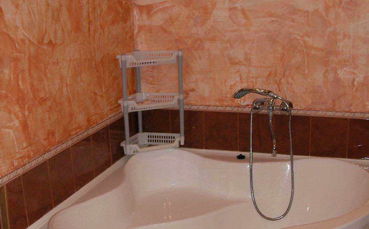 myšlienka použitia ľahkej dekoratívnej omietky v interiéri kúpeľne
