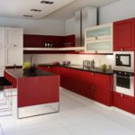 contoh dalaman yang terang dari foto dapur merah