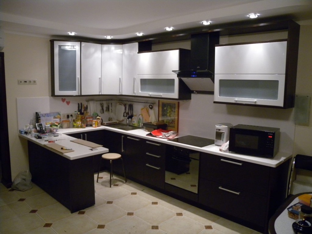 šviesi kampinės virtuvės dizaino versija