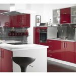 ความคิดของภาพการออกแบบห้องครัวสีแดงที่สวยงาม