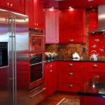 a idéia de uma imagem vermelha brilhante da cozinha interior
