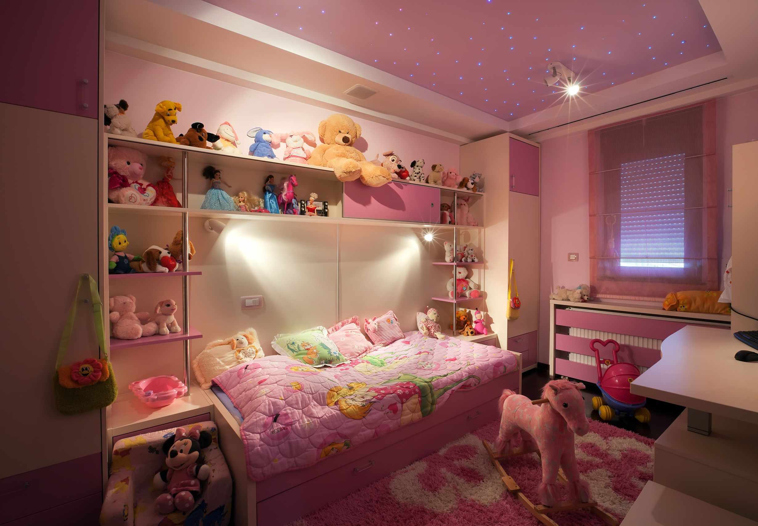 Bir kız için parlak bir yatak odası iç örneği