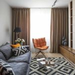 Möglichkeit der Verwendung eines hellen Dekors eines Wohnzimmers im Stil eines Minimalismusfotos