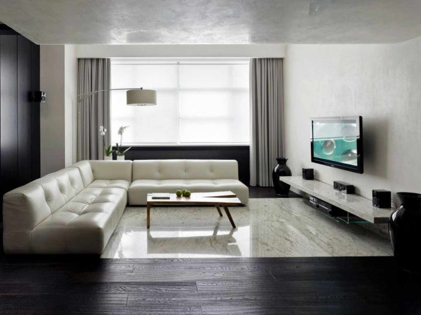 Ein Beispiel für die Verwendung des hellen Designs eines Wohnzimmers im Stil des Minimalismus