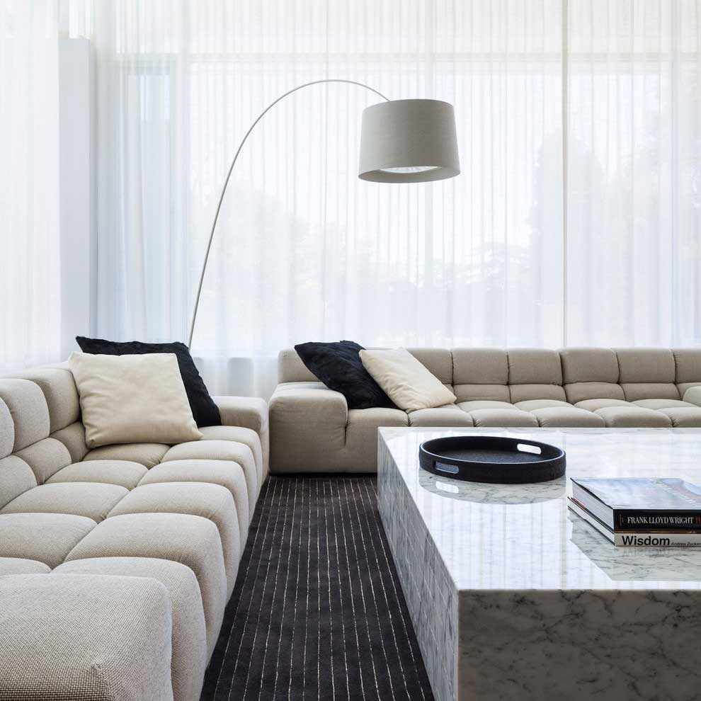 optie om een ​​ongewoon interieur van een woonkamer in de stijl van minimalisme te gebruiken