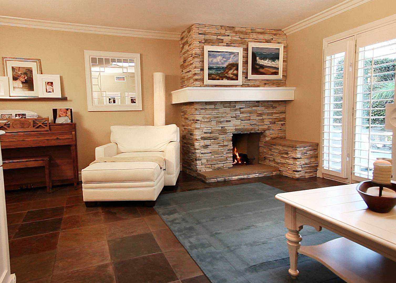 Möglichkeit, das helle Design des Wohnzimmers mit Kamin zu nutzen