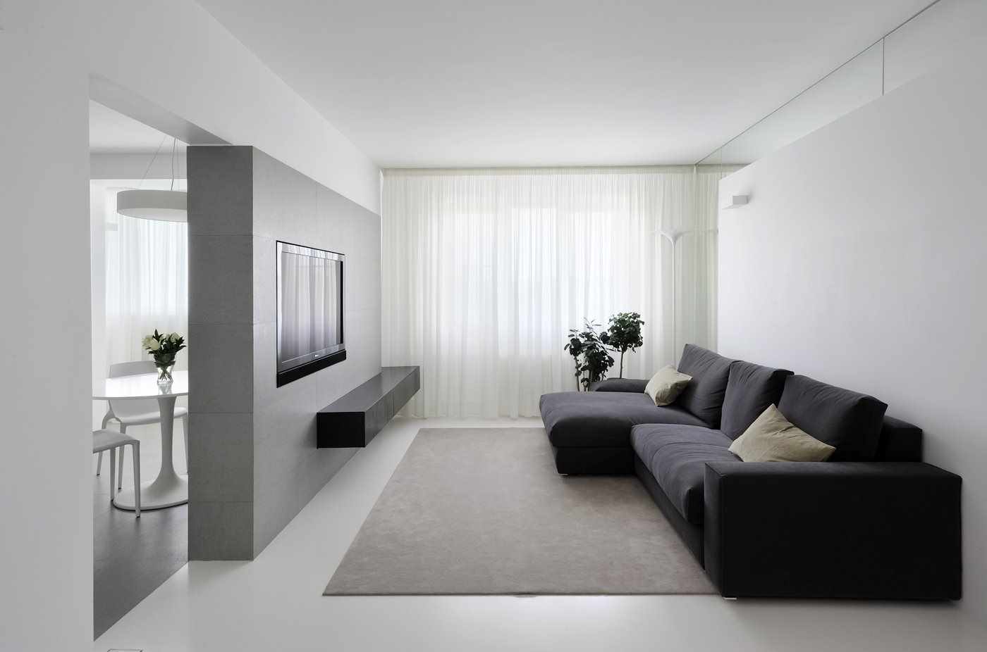 het idee om een ​​lichte inrichting van een woonkamer in een minimalistische stijl te gebruiken