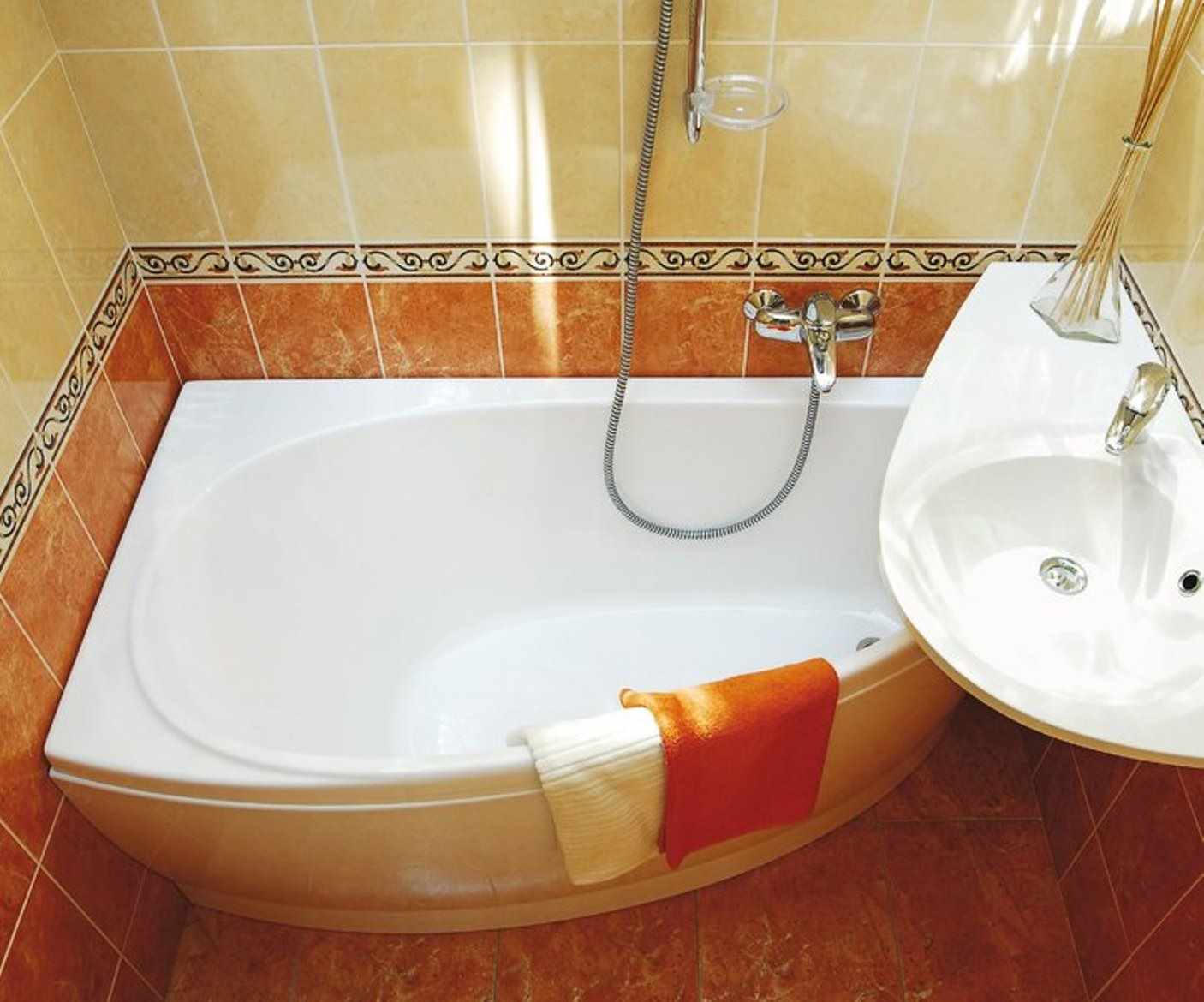 variant of the bright style of the bathroom with a corner bath