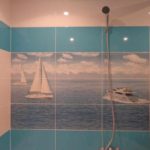 neparastā vannas istabas stila versija ar flīzēm