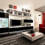 Möglichkeit der Verwendung eines hellen Dekors eines Wohnzimmers im Stil eines Minimalismusfotos