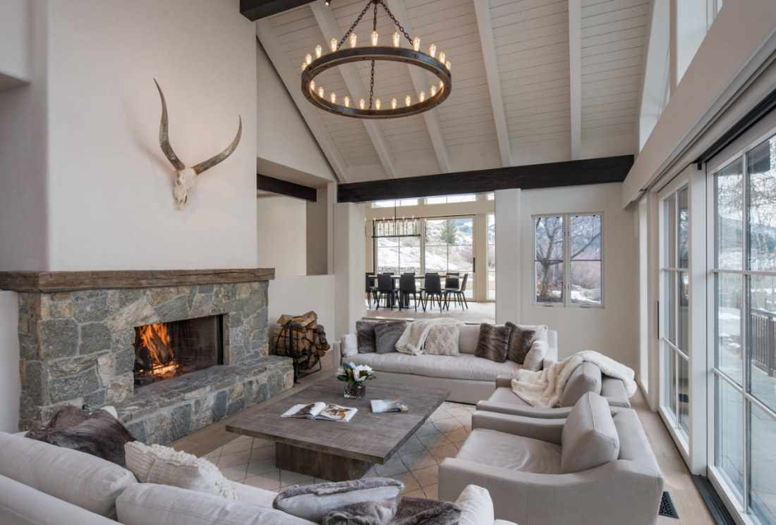 the idea of ​​using an unusual interior of a living room with a fireplace