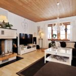 Dzīvojamās istabas ar kamīnu gaišā stila pielietojuma variants