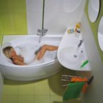 Un exemple d'un bel intérieur de salle de bain avec une baignoire d'angle photo