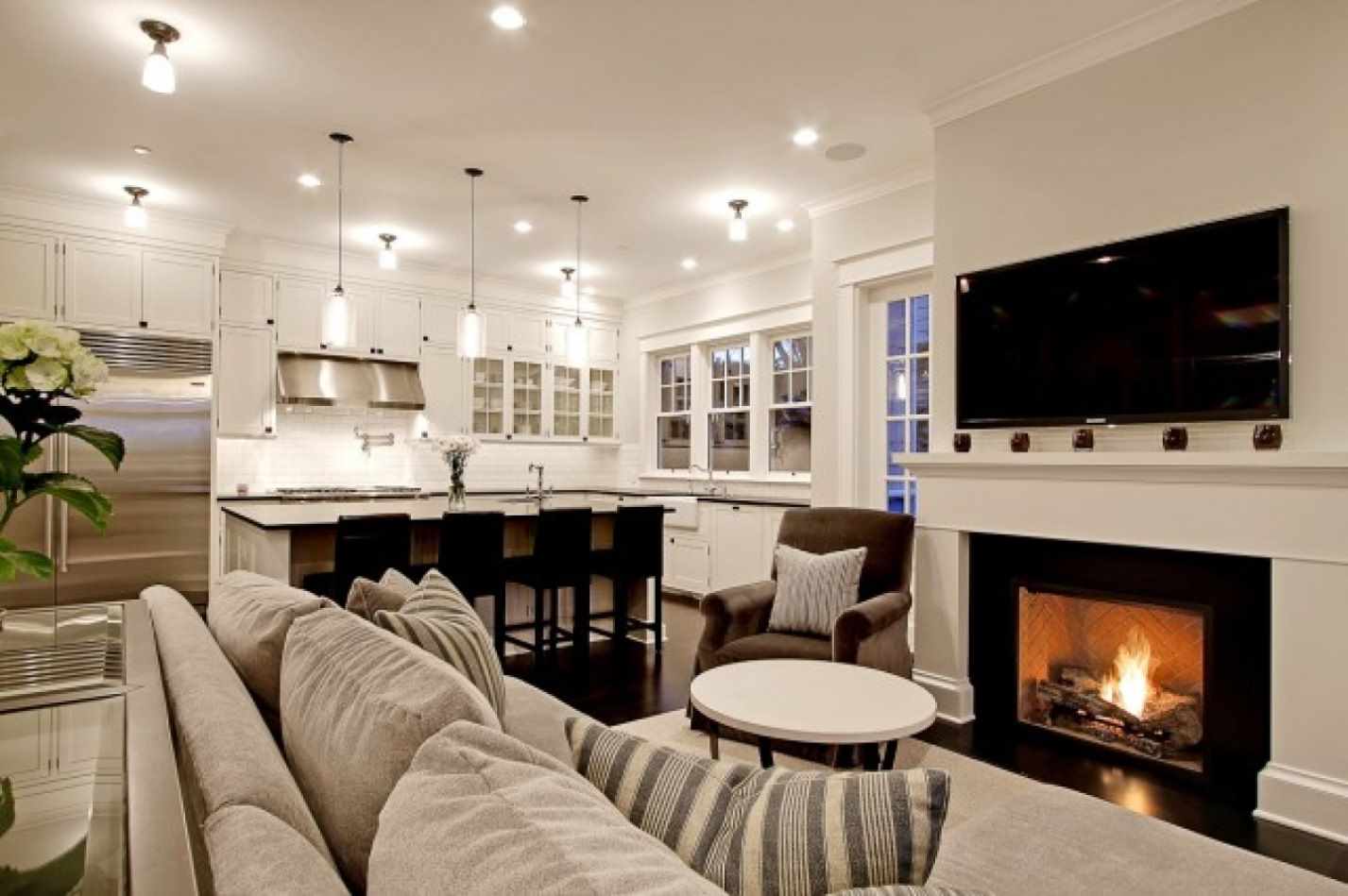 An example of applying a beautiful decor of a living room with a fireplace