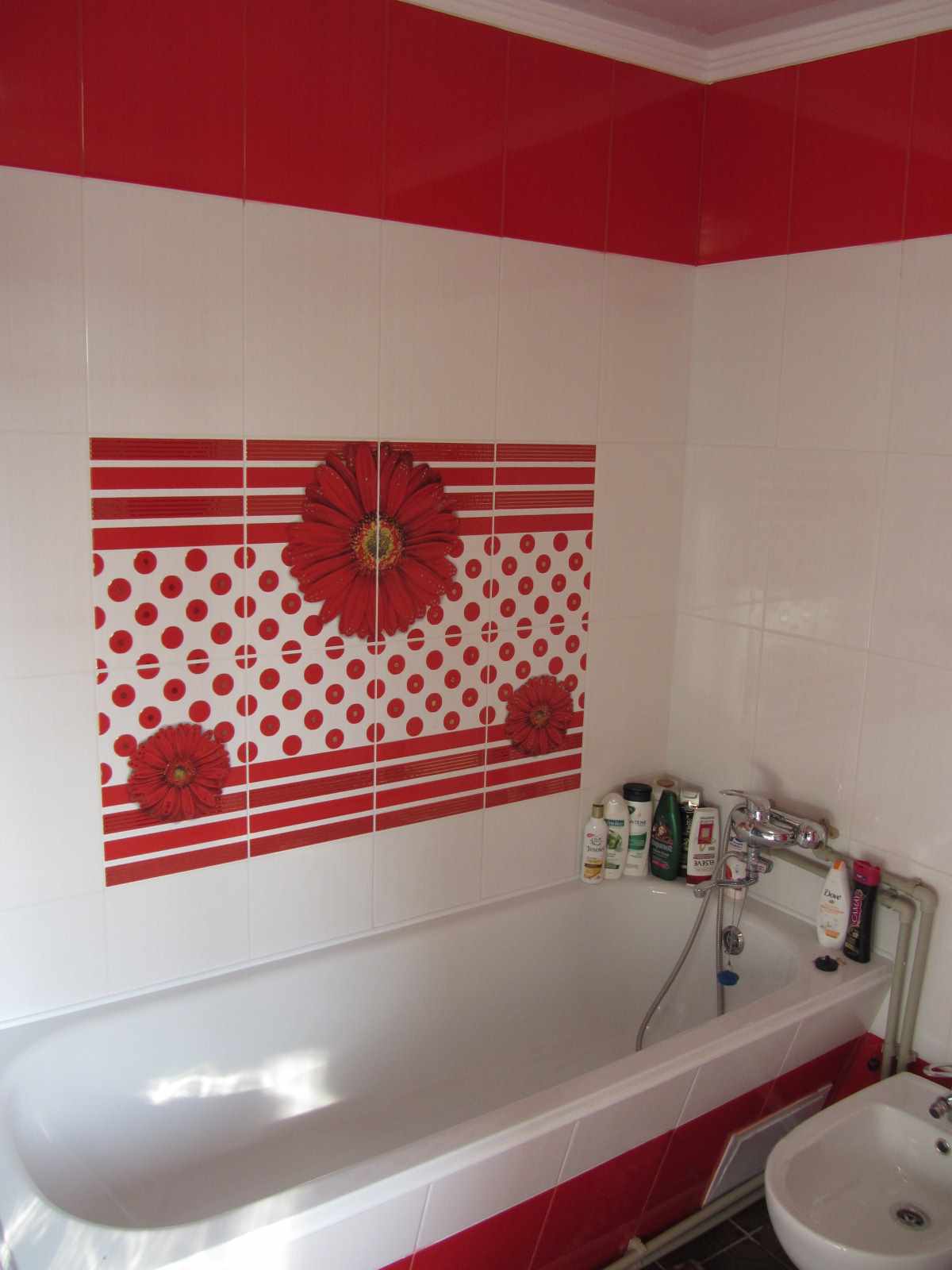košs flīzēts vannas istabas dekors