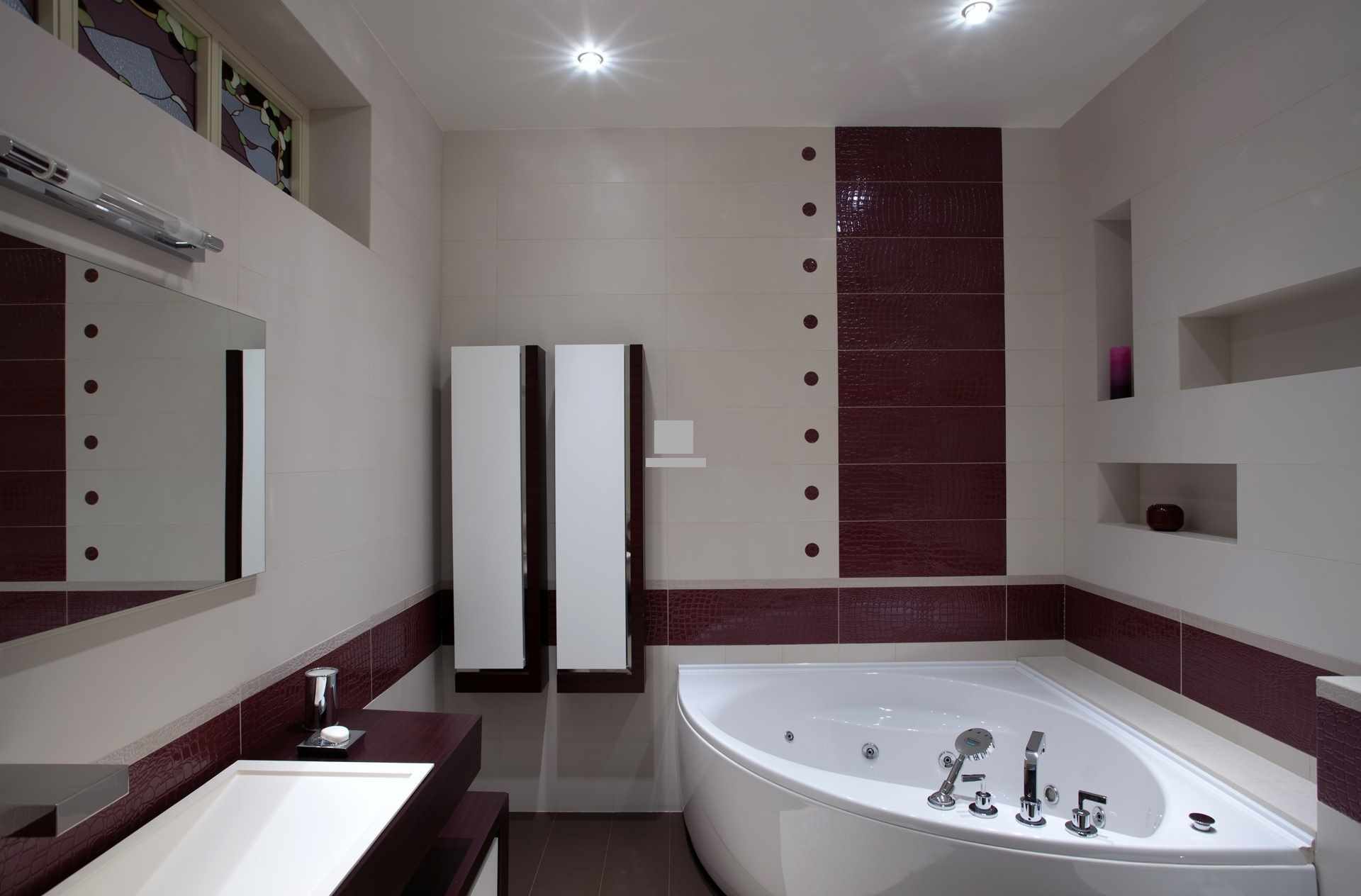 ideja par skaistu vannas istabas dekoru ar stūra vannu