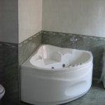 ideja par skaistu vannas istabas interjeru ar stūra vannas fotoattēlu