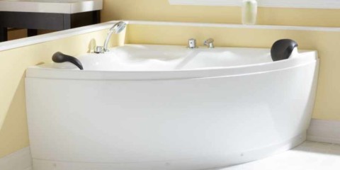 ιδέα ενός φωτεινού ντεκόρ μπάνιου με μια γωνιακή εικόνα μπάνιου