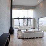 l'idea di utilizzare gli insoliti interni del soggiorno nello stile del minimalismo