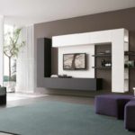myšlienka použitia ľahkého dizajnu obývacej izby v štýle minimalizmu