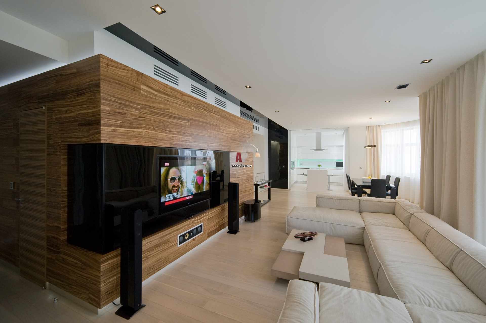 myšlienka použitia krásneho minimalistického interiéru obývacej izby