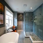 Neparasta vannas istabas stila ar flīzēm piemērs