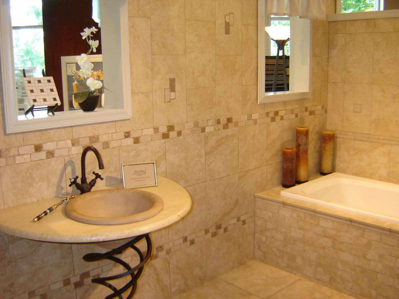 Skaistas vannas istabas ar flīzēm piemērs