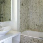 myšlienka krásneho interiéru kúpeľne s obkladovými fotografiami