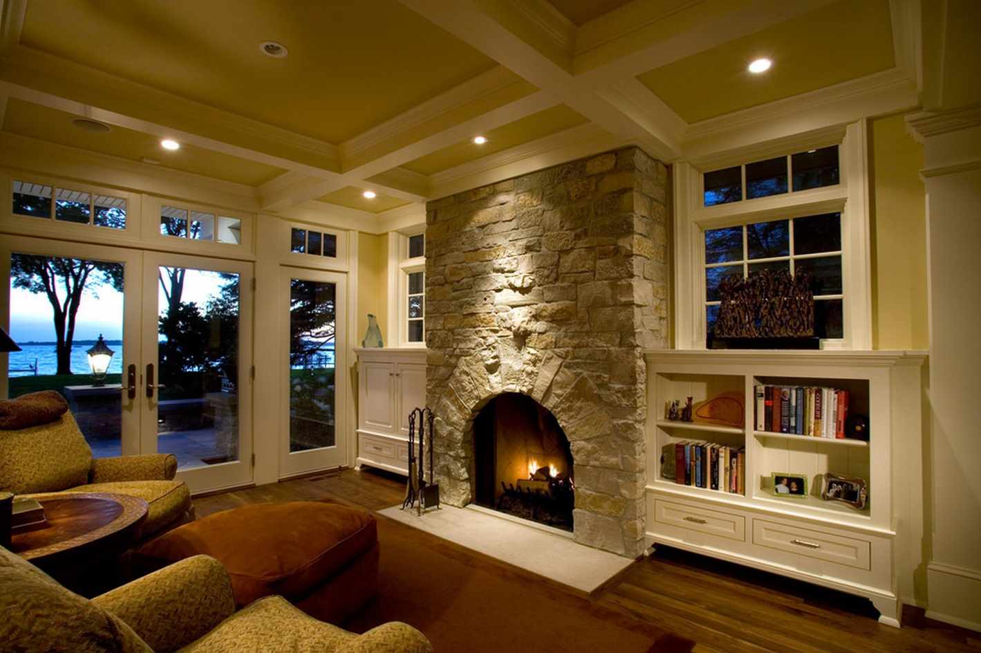 the idea of ​​using a beautiful living room interior with fireplace