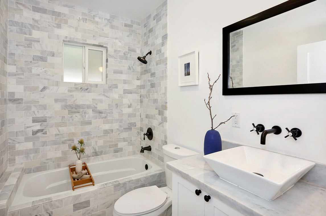 skaistā vannas istabas interjera versija ar flīzēm