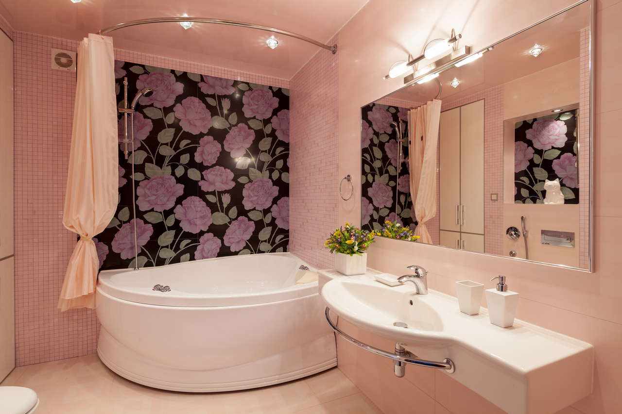 ideja par gaišu vannas istabas interjeru ar stūra vannu