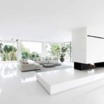 A nappali világos belső részének minimalista kép stílusában történő használatának lehetősége