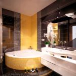 vannas istabas ar stūra vannu gaišā dizaina variants