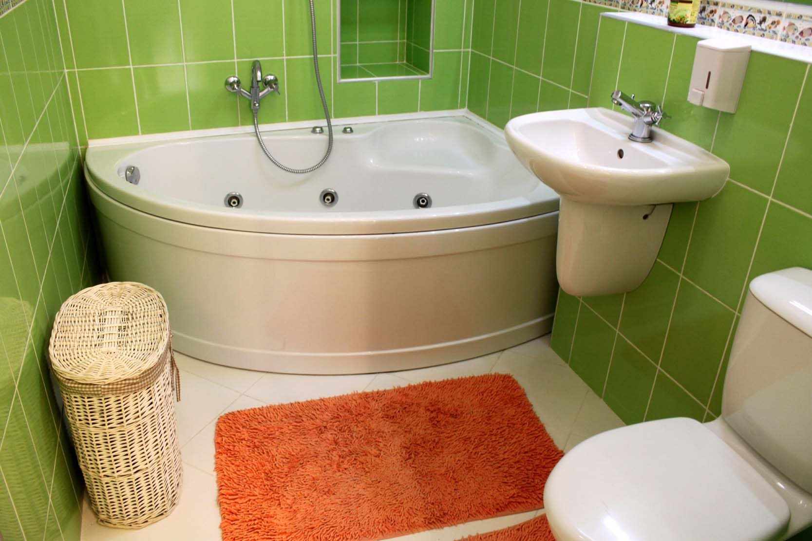 An example of a light bathroom decor with a corner bath