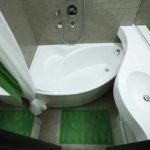 ideja par neparastu vannas istabas interjeru ar stūra vannas fotoattēlu