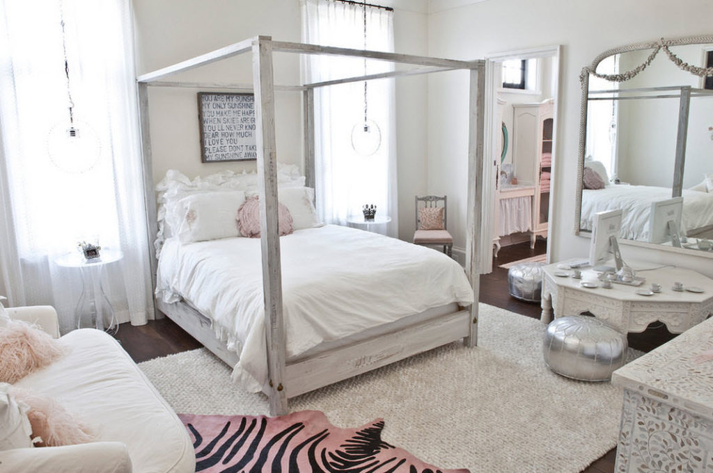 Mūsdienu meitenes guļamistabas interjers baltā krāsā