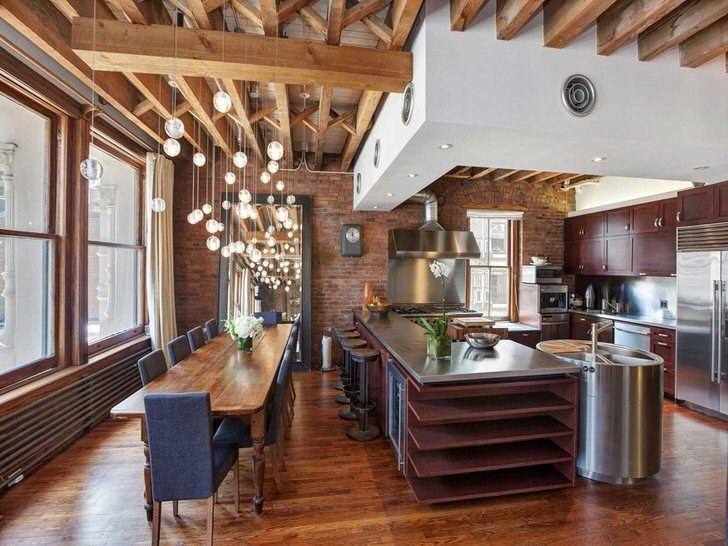 Trần nhà với các yếu tố bằng gỗ trong nhà bếp theo phong cách gác xép.