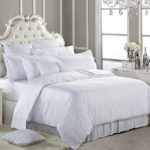 guļamistabas dizains ar baltu gultu